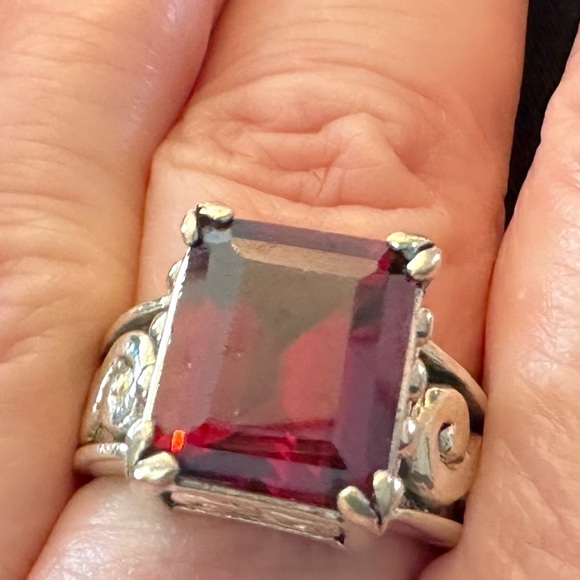 Sterling silver ring. Marked 925. Faux red stone. Size 7. - Picture 5 of 6